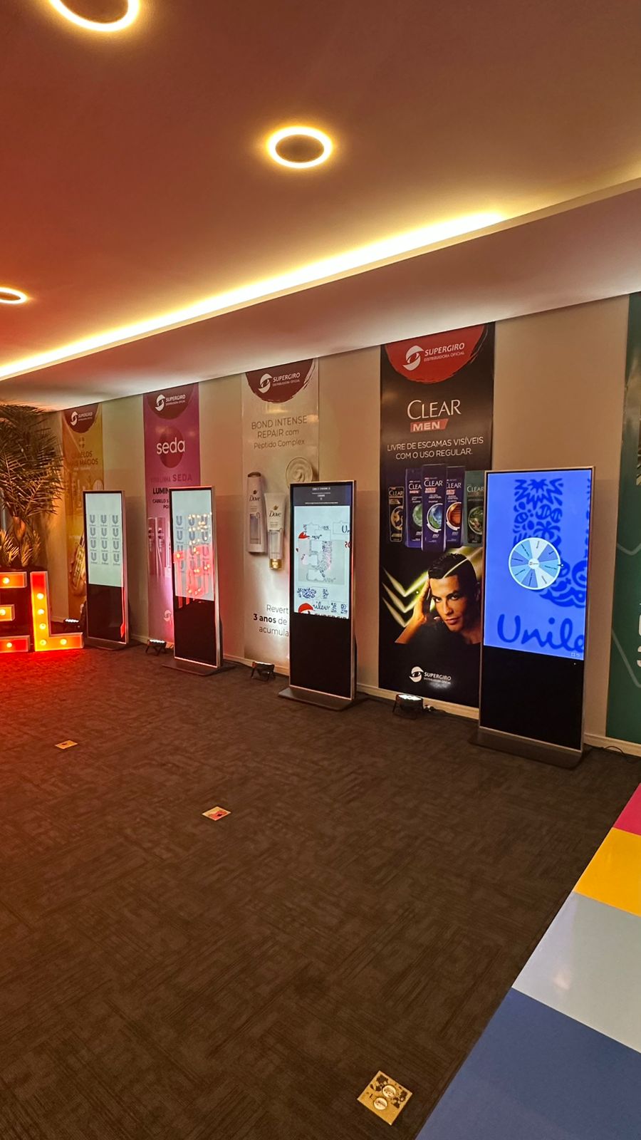 Totem Touch Screen Interativo para Aluguel em Eventos Corporativos 2026