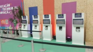 Locação de painel de LED, totem digital e TVs touch para feiras, eventos, palestras e congressos em 2026 em Belo Horizonte, Contagem e Betim